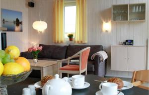 ein Wohnzimmer mit einem Sofa und einem Tisch mit Essen in der Unterkunft Friedrichskoog-deichblick 7 in Friedrichskoog