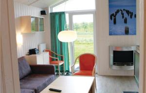 ein Wohnzimmer mit einem Sofa und einem TV in der Unterkunft Friedrichskoog-deichblick 8 in Friedrichskoog