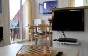 sala de estar con tablero de ajedrez y TV en Friedrichskoog-deichblick 9 en Friedrichskoog