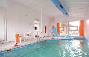 einen Innenpool mit Rutsche und Pool in der Unterkunft Friedrichskoog-strandpark 10 in Friedrichskoog