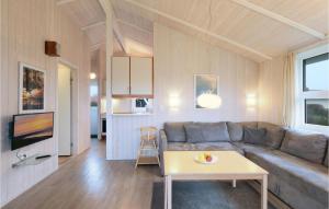 ein Wohnzimmer mit einem Sofa und einem Tisch in der Unterkunft Friedrichskoog-strandpark 11 in Friedrichskoog