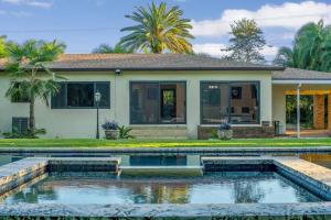 una casa con piscina di fronte a una casa di The Garden House Hot Tub Pool and Lush Garden Oasis a Homestead