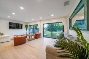 sala de estar con sofá y mesa en The Garden House Hot Tub Pool and Lush Garden Oasis, en Homestead