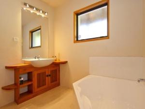 Ένα μπάνιο στο Treetop Oasis - Tairua Executive Holiday Home +22 φωτογραφίες