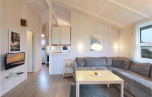 ein Wohnzimmer mit einem Sofa und einem Tisch in der Unterkunft Friedrichskoog-strandpark 24 in Friedrichskoog