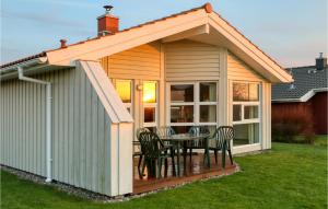 einen Schuppen mit einem Tisch und Stühlen im Hof in der Unterkunft Friedrichskoog-strandpark 24 in Friedrichskoog