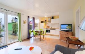 ein Wohnzimmer mit einer Küche und einem Esszimmer in der Unterkunft Ferienhaus Seeigel N in Süssau