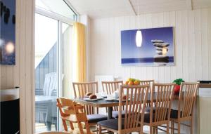 Friedrichskoog-deichblick 3 في فريادريتشسكوغ: غرفة طعام مع طاولة وكراسي