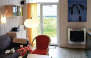 Friedrichskoog-deichblick 3 في فريادريتشسكوغ: غرفة معيشة بها أريكة وتلفزيون