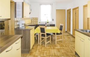eine Küche mit gelbem Tisch und Stühlen in der Unterkunft Amazing Apartment In Nahetal-waldau With 2 Bedrooms, Sauna And Wifi in Hinternah