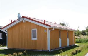 フリードリッヒシュコオクにあるFriedrichskoog-deichblick 6の赤い屋根の小さな茶色の建物
