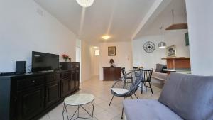 Televízia a/alebo spoločenská miestnosť v ubytovaní Apartment Diocletian