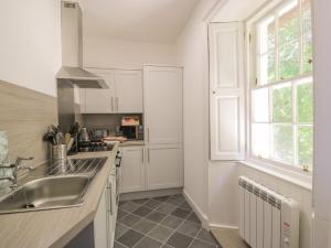 cocina con armarios blancos, fregadero y ventana en South Segganwell - Culzean Castle en Maybole