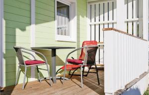 eine Terrasse mit Stühlen und einem Tisch auf einem Haus in der Unterkunft Ferienhaus Haustyp V in Süssau