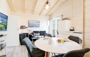 eine Küche und ein Esszimmer mit Tisch und Stühlen in der Unterkunft Ferienhaus Haustyp V in Süssau