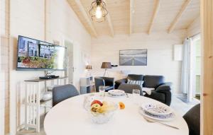 ein Wohnzimmer mit einem weißen Tisch und Stühlen in der Unterkunft Ferienhaus Haustyp V in Süssau + 21 Fotos