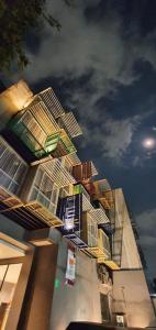 三寶壟的住宿－HOTEL PANTES SIMPANG LIMA SEMARANG，从街道上可欣赏到高楼的景色