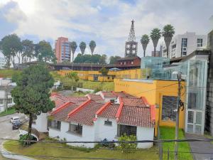 un bâtiment avec des toits rouges dans une ville dans l'établissement Casa Jaguar Manizales sector Cable, à Manizales