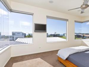 1 dormitorio con ventana grande y TV de pantalla plana en Ultimate Omaha - Omaha Holiday Home en Omaha