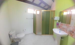 ein Bad mit einem WC, einem Waschbecken und einer Dusche in der Unterkunft Casa Jaguar Manizales sector Cable in Manizales