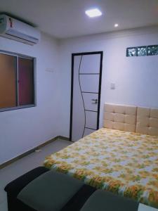 a bedroom with a large bed in a room at Casa Inteira aconchegante com garagem Próximo ao Aeroporto in Lauro de Freitas