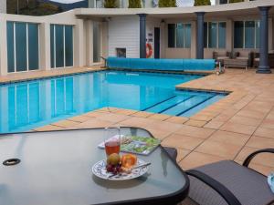 Piscina a Poolside Retreat - Picton Holiday House Waikawa o a prop
