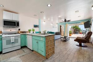 Gallery image of BEACHFRONT COTTAGE LOWER UNIT in Oceanside