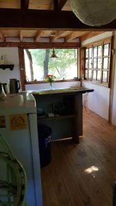 una habitación con una mesa en el medio de una casa en Cabaña Lodge los Coihues VALLE LAS TRANCAS# TERMAS DE CHILLAN#NEVADOS DE CHILLAN, en Pinto