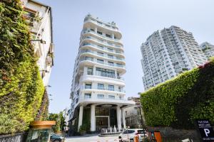 ハノイにあるFive Star Westlake 1st-4th Floors Hotel & Serviced Apartmentの高い白い高い建物が2棟