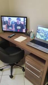 Fotografie z fotogalerie ubytování QUARTO TOP no CENTR0 com Cama Box de casal - acomoda até 2 pessoas - Home Office - WIFI - Smart TV com Apps Youtube - Cozinha - banheiro - Sala de Estar - Apto compartilhado com Anfitriões experientes em hospedar - Superhost no BnB 5 estrelas v destinaci Criciúma
