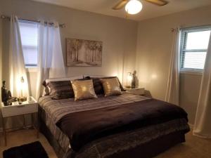 1 dormitorio con 1 cama grande y ventilador de techo en *NEW*ENTIRE HOME IN ROSE DISTRICT*DINE*SHOP*FUN en Broken Arrow