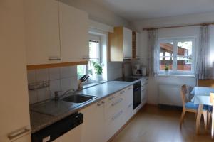 Kuchyňa alebo kuchynka v ubytovaní Villa Schnuck - das rote Ferienhaus