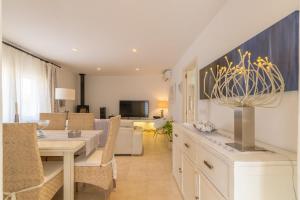 een eetkamer en een woonkamer met een tafel en stoelen bij Mallorca Holiday House for Rent Del mar 37 in Colonia de Sant Pere