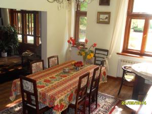 uma sala de jantar com uma mesa e algumas cadeiras em Kasztelania Pod Lipami em Zakroczym