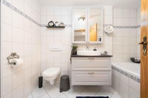 O baie la Select-Home 1 - Wellnesshaus Sandmühle - mit privater Sauna +23 fotografii