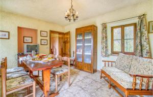 sala de estar con mesa y sofá en Fornione, en Fabbriche di Vallico