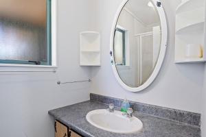Ένα μπάνιο στο Room for The Family - Bowentown Bach +8 φωτογραφίες