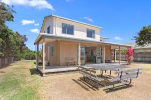 Gallery image of Room for The Family - Bowentown Bach in Waihi Beach