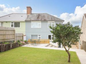 una casa con una valla y un patio en Welsh Valley House, en Brynamman