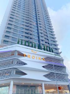 ein hohes Gebäude mit einem Hotelschild drauf in der Unterkunft #Netflix #Cuckoo Troika Kota Bharu Homestay 0182 in Kota Bharu