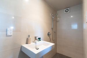 Ένα μπάνιο στο The Tide Watcher - Okiato Holiday Home +14 φωτογραφίες