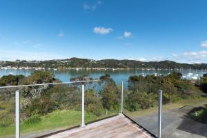 Gallery image of The Tide Watcher - Okiato Holiday Home in Opua