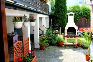 Ein Garten mit Topfpflanzen und einerherzialisierten, sachlich relevanten in der Unterkunft Haus Veni in Bad Grund