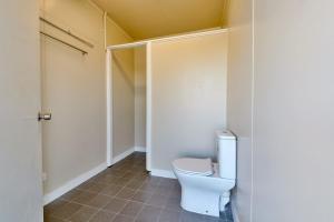 エクスマウスにあるGetaway Villas Unit 389のバスルーム(白いトイレ付)が備わります。