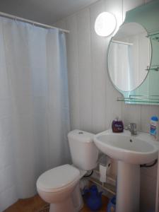 La salle de bains est pourvue de toilettes, d'un lavabo et d'un miroir. dans l'établissement OPTIMIST, à Samarcande