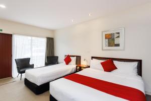 Rúm í herbergi á Fitzherbert Regency Motor Lodge