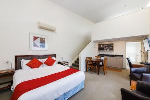 Rúm í herbergi á Fitzherbert Regency Motor Lodge
