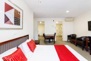 Rúm í herbergi á Fitzherbert Regency Motor Lodge
