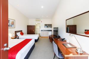 Rúm í herbergi á Fitzherbert Regency Motor Lodge