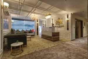 Hotel Royal 9 في ميروت: غرفة معيشة مع أريكة وطاولة